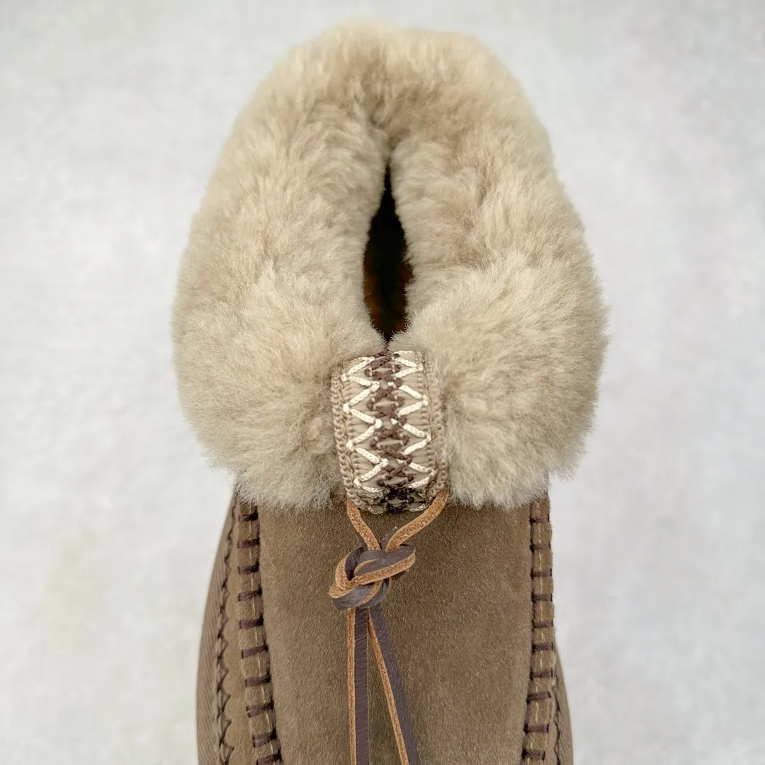 Pick up locally💰560 UGG 8258 Alpine shallow mouth autumn and winter sheep fur integrated snow boots. All shoes are made of ZP same factory. Longfeng A-grade Australian imported sheep fur integrated brand OEM production line. Fully follow the ZP process. Original pattern maker of the OEM. Adhering to the principle of no original shoes and no development selection. Pay attention to every detail. The most authentic version on the market TREADLITE "Light Wing" technology outsole Lightweight/durable/flexible/pile size: 35 36 37 38 39 40 Coding: by2936090